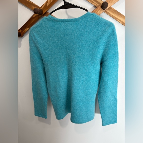 LIKE NEW- LANDS END - WOMANS 100% CASHMERE BLUE SWEATER TOP - Picture 3 of 7